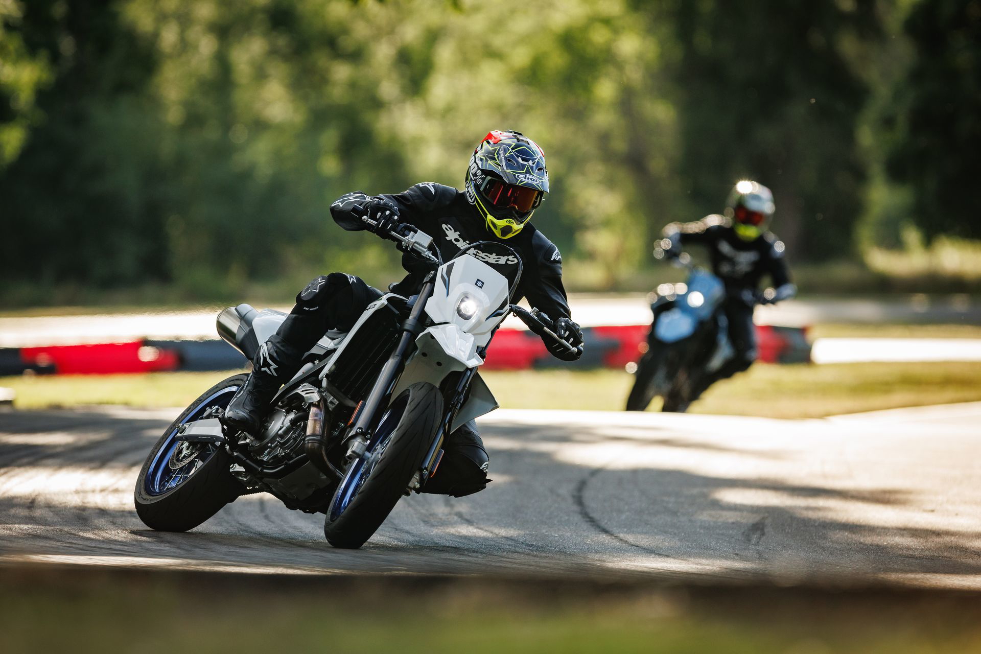 La Suzuki DR-Z4SM, ágil y divertida, ideal para los que buscan emociones con el A2.