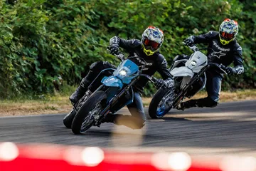 La Suzuki DR-Z4SM destaca con su diseño agresivo y dinámico en plena acción.