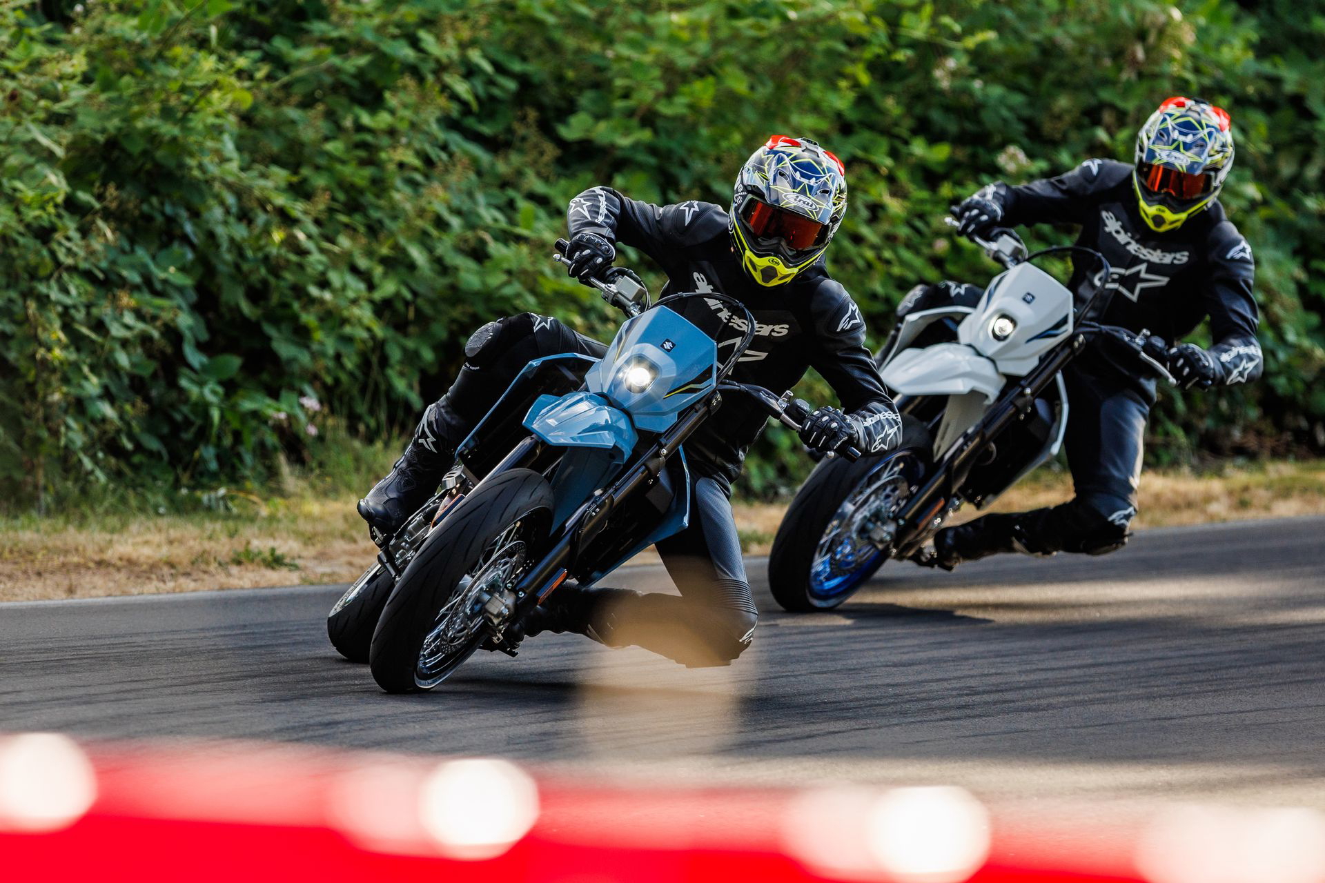 La Suzuki DR-Z4SM destaca con su diseño agresivo y dinámico en plena acción.