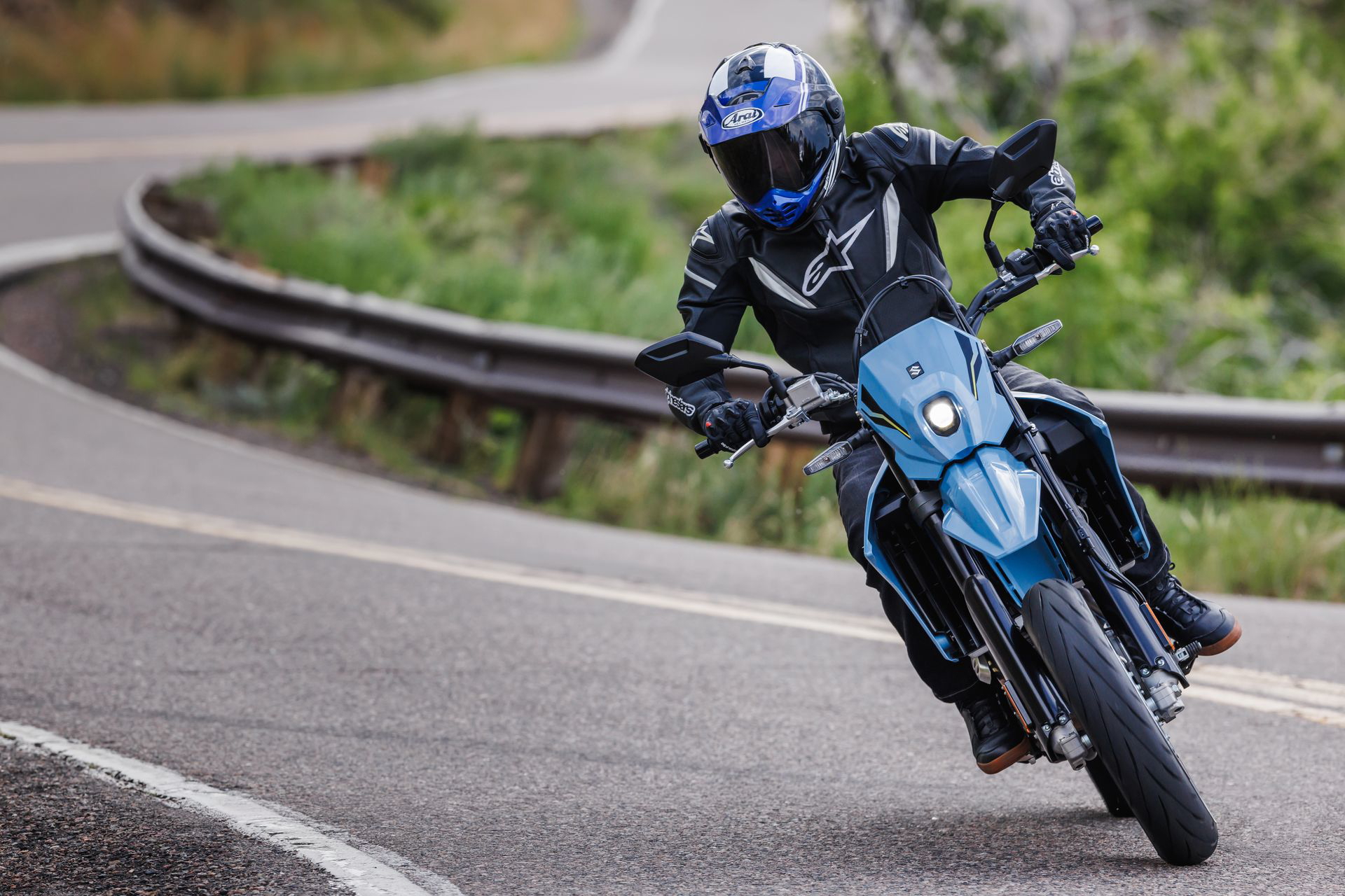 La Suzuki DR-Z4SM, ideal para pilotos con A2, destaca por su ligereza y potencia.