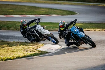 La Suzuki DR-Z4SM es pura adrenalina sobre dos ruedas. Ideal para quienes buscan diversión con el A2.