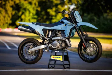 La Suzuki DR-Z4SM es ligera y ágil, ideal para disfrutar en carretera con su diseño robusto.