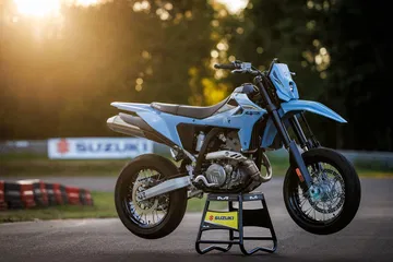 La Suzuki DR-Z4SM es liviana y ágil, perfecta para aventuras urbanas.