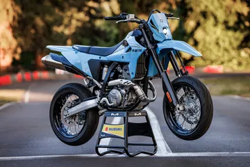 La Suzuki DR-Z4SM es una moto espectacular, ligera y ágil, ideal para los amantes de la diversión.