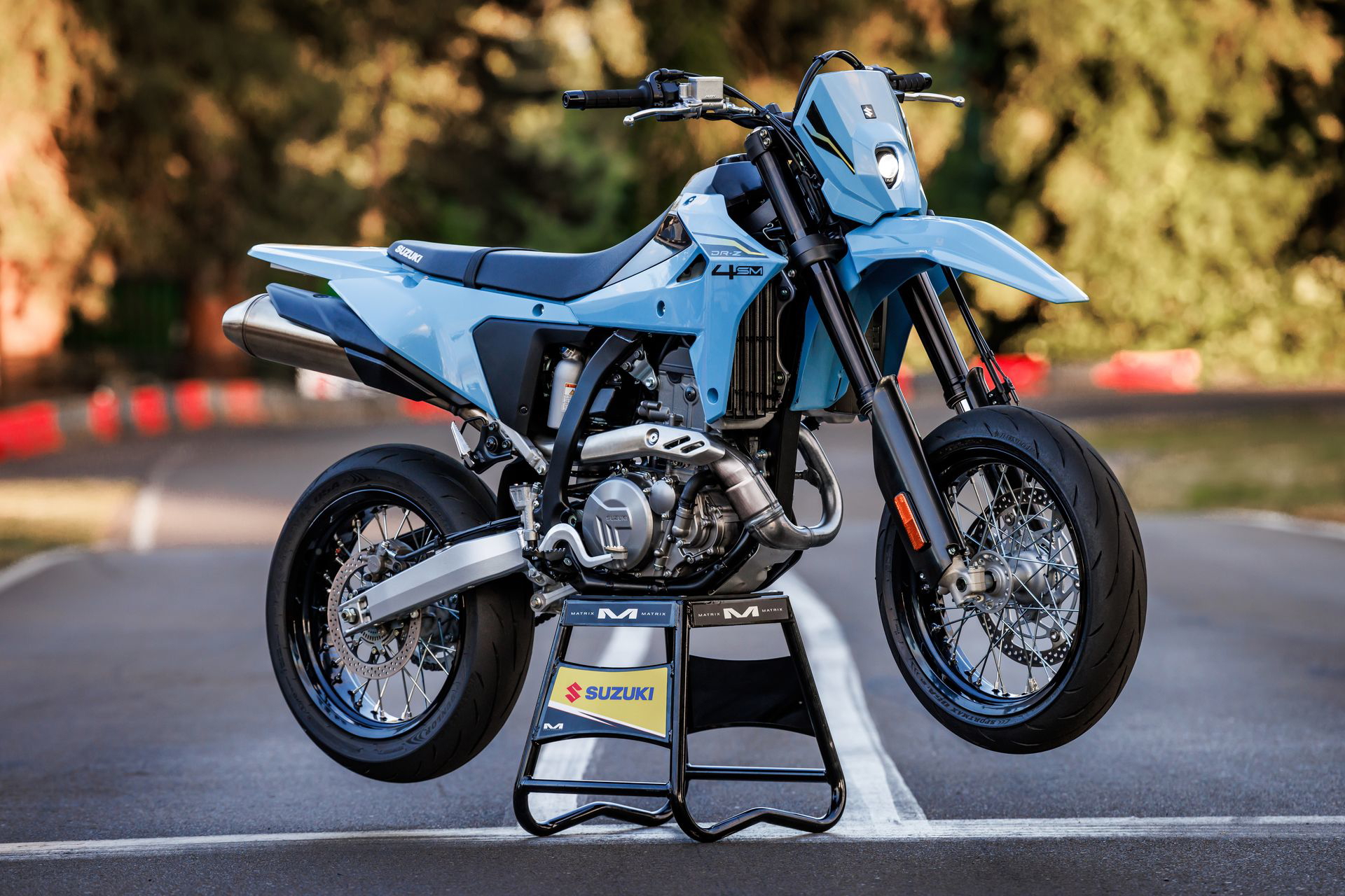 La Suzuki DR-Z4SM es una moto espectacular, ligera y ágil, ideal para los amantes de la diversión.