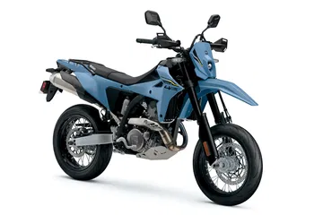 La Suzuki DR-Z4SM combina ligereza y potencia, ideal para los que buscan diversión en cada ruta.