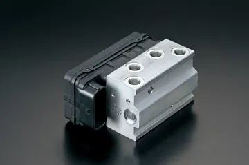 Componentes esenciales del sistema de frenos de la Suzuki DR-Z4SM.