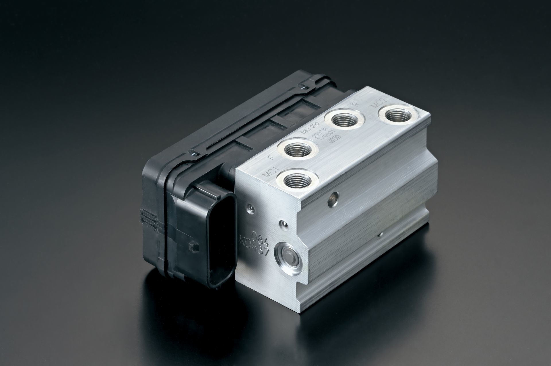 Componentes esenciales del sistema de frenos de la Suzuki DR-Z4SM.