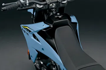Vista del asiento y manillar de la Suzuki DR-Z4SM, ideal para el piloto que busca adrenalina.