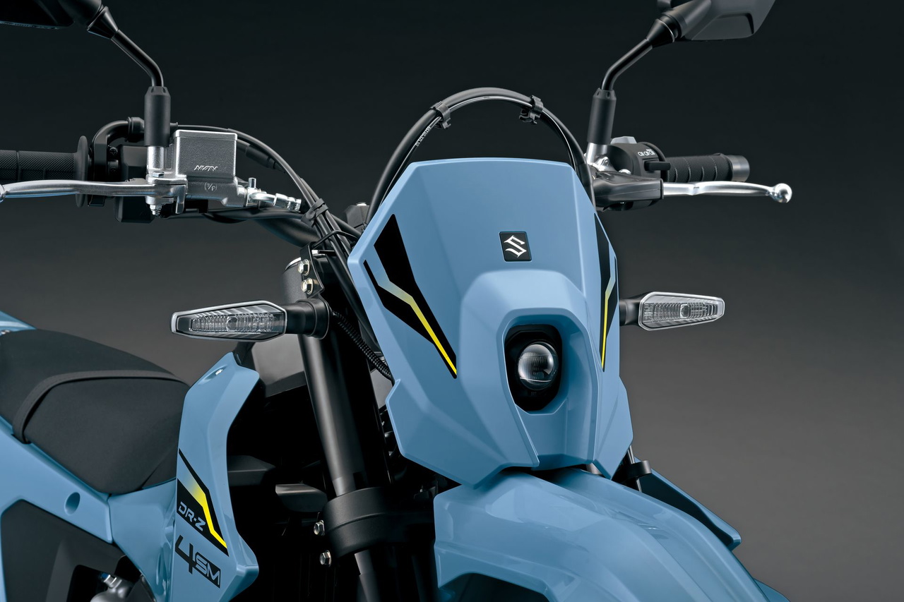 Vista detallada del cockpit de la Suzuki DR-Z4SM, mostrando diseño moderno y ergonómico. Vista detallada del cockpit de la Suzuki DR-Z4SM, mostrando diseño moderno y ergonómico.