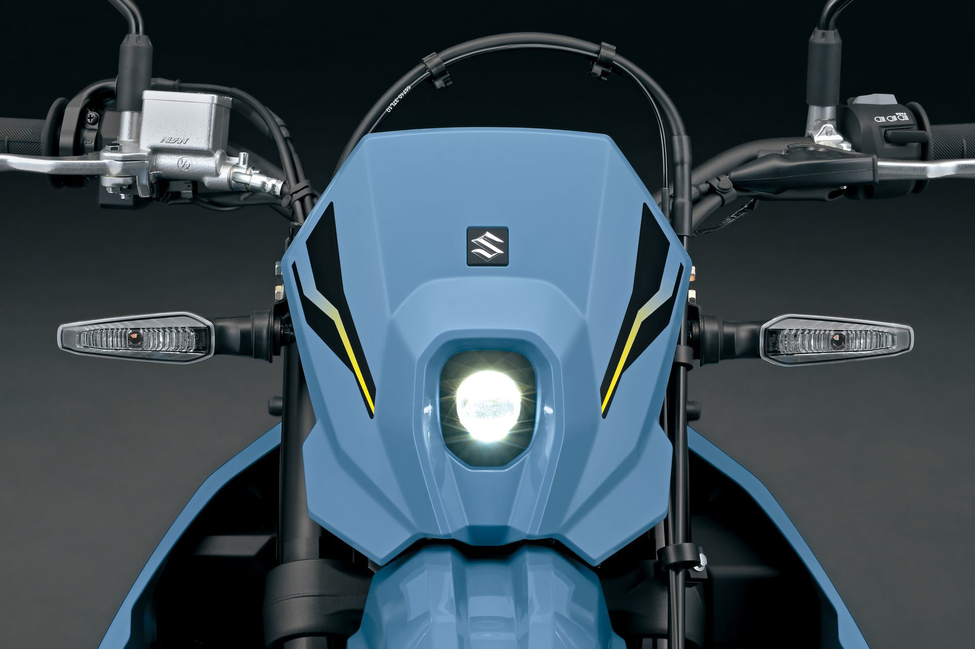 Vista frontal de la Suzuki DR-Z4SM, destacando su diseño moderno y funcional.