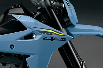 Vista del perfil de la Suzuki DR-Z4SM, destaca su diseño agresivo y funcional.