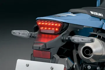 Vista trasera de la Suzuki DR-Z4SM con iluminación LED y detalles aerodinámicos.
