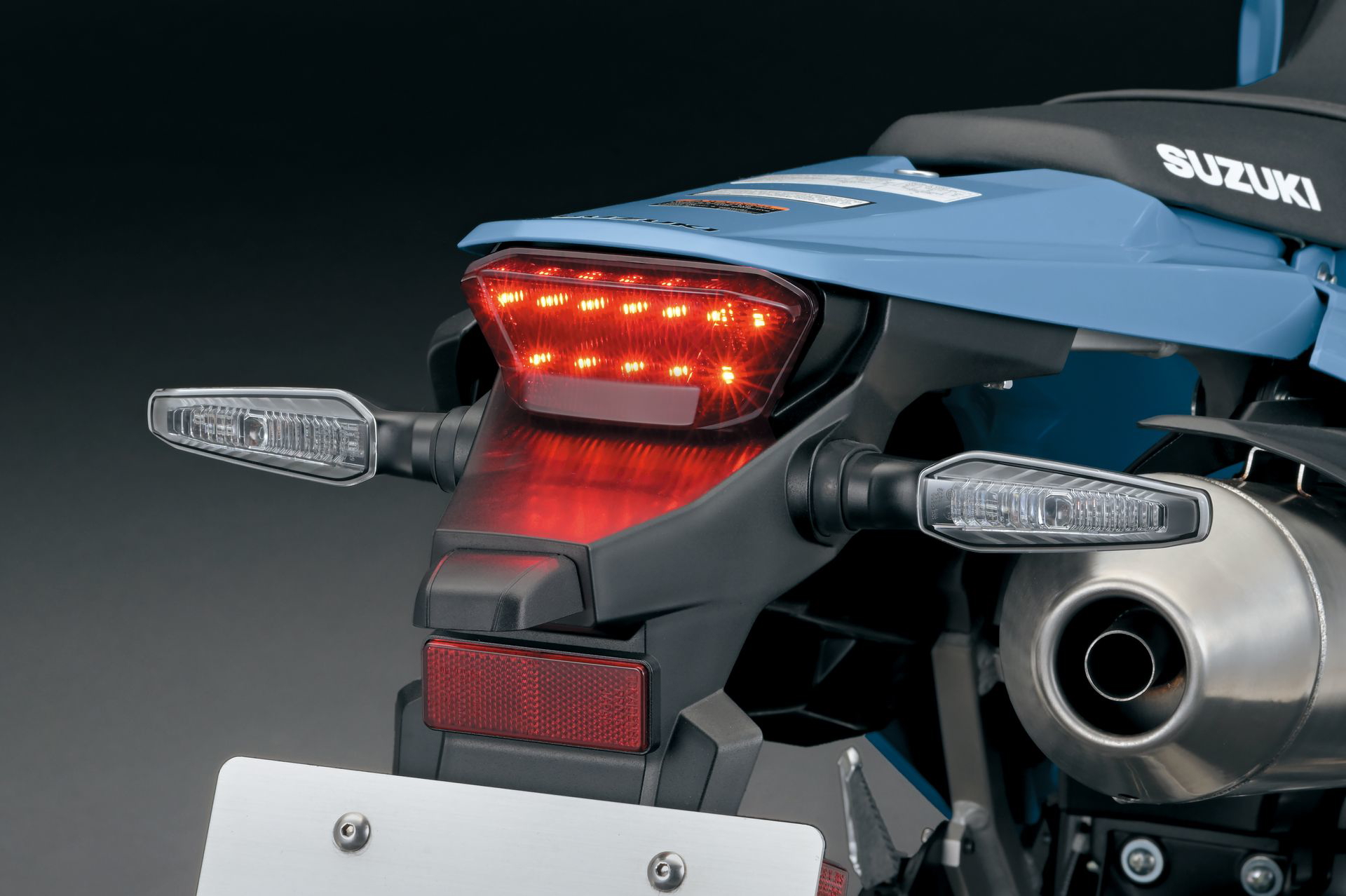 Vista trasera de la Suzuki DR-Z4SM con iluminación LED y detalles aerodinámicos.