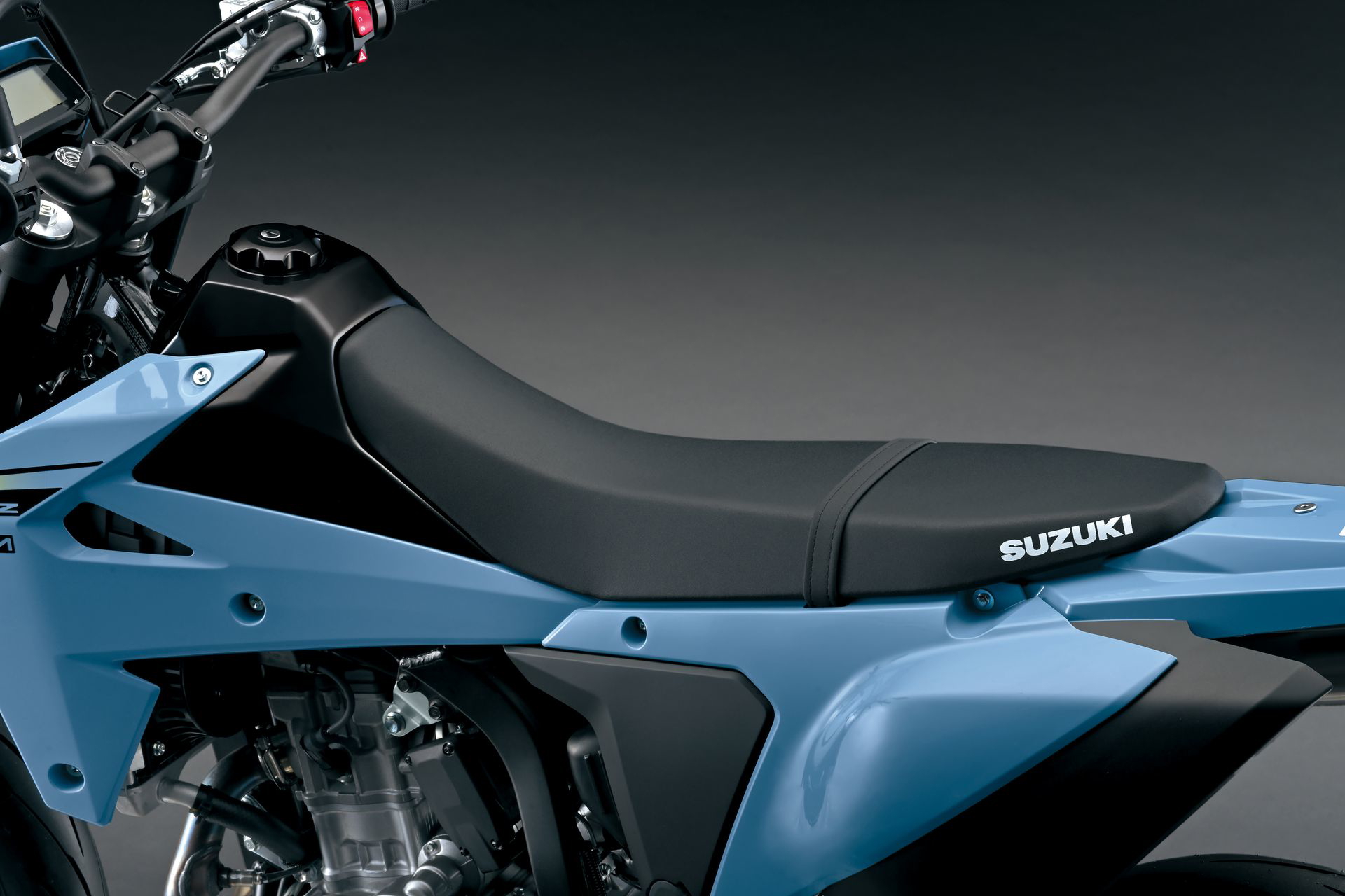 Asiento de la Suzuki DR-Z4SM, cómodo y diseñado para una conducción ágil.