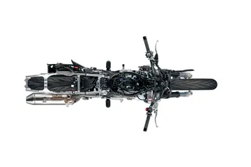 Vista superior de la Suzuki DR-Z4SM, destacando su diseño agresivo y funcionalidad.