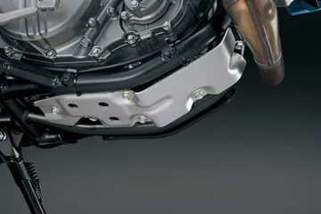 Vista del motor de la Suzuki DR-Z4SM, destaca por su diseño eficiente y compacto.