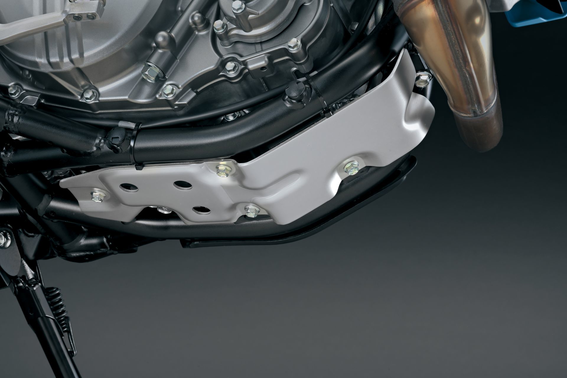 Vista del motor de la Suzuki DR-Z4SM, destaca por su diseño eficiente y compacto.