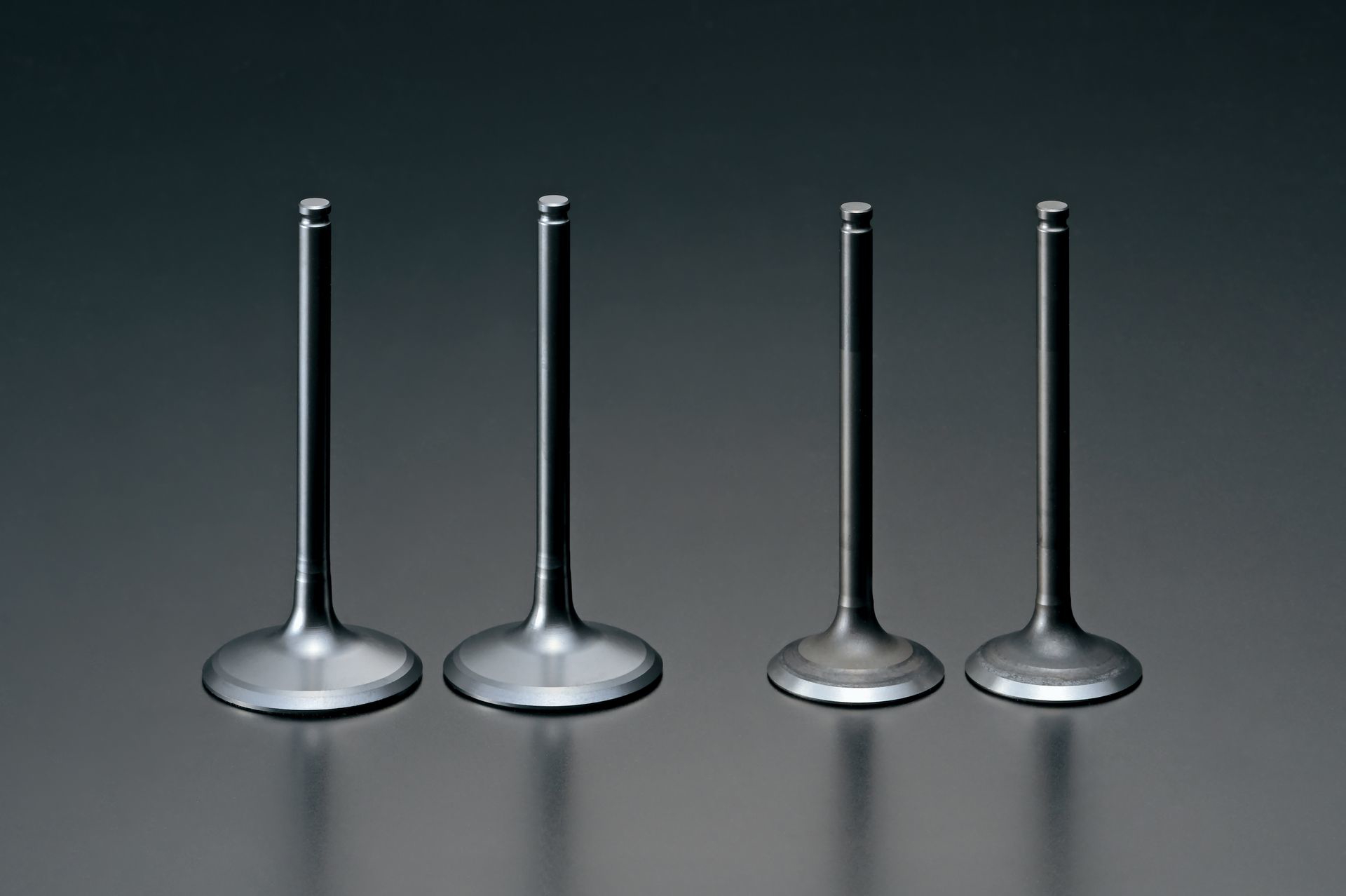 Válvulas del motor del SUZUKI DR-Z4SM, cruciales para su rendimiento.