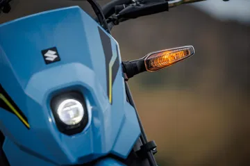Primer plano del faro y señal de giro del Suzuki DR-Z4SM
