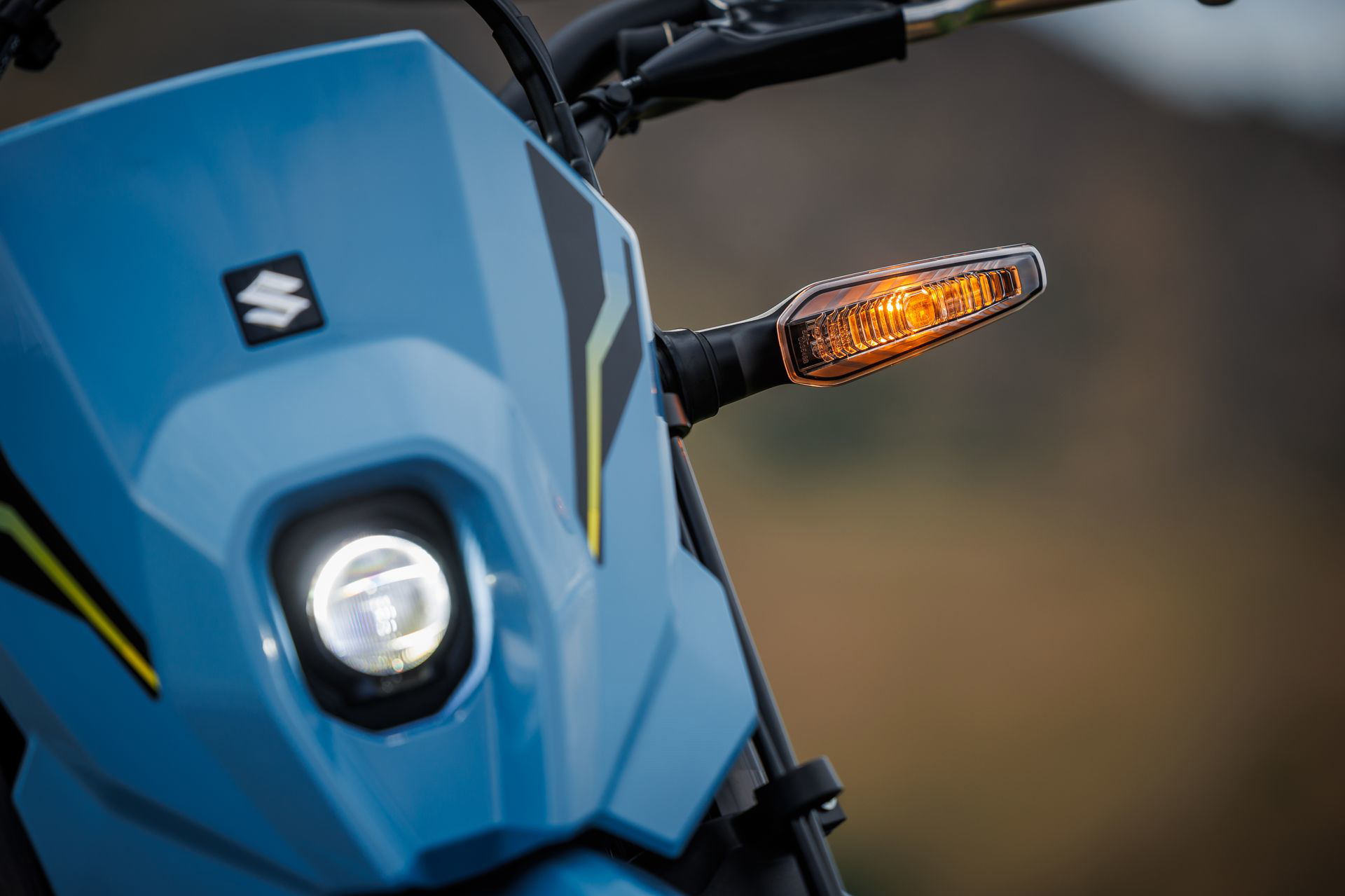 Primer plano del faro y señal de giro del Suzuki DR-Z4SM