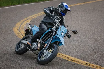 La Suzuki DR-Z4SM ofrece una conducción ágil y deportiva, perfecta para el A2.
