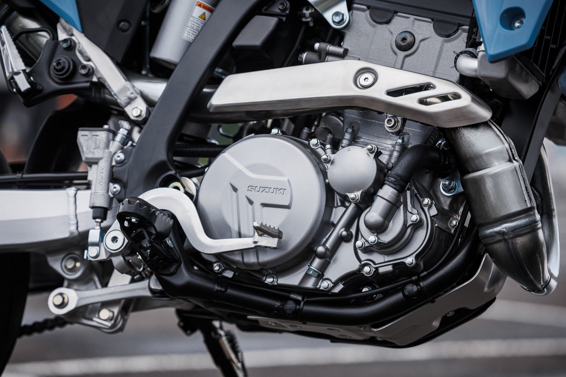 Motor de la Suzuki DR-Z4SM, potente y ligero, ideal para el A2.