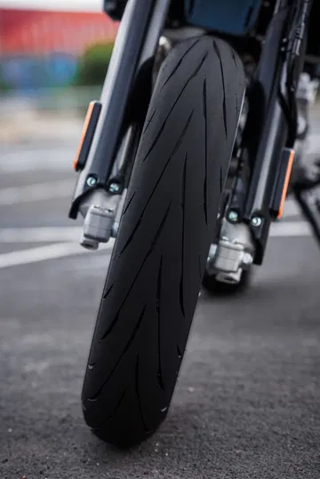 Detalle de la llanta delantera de la Suzuki DR-Z4SM, ideal para el asfalto y el off-road.