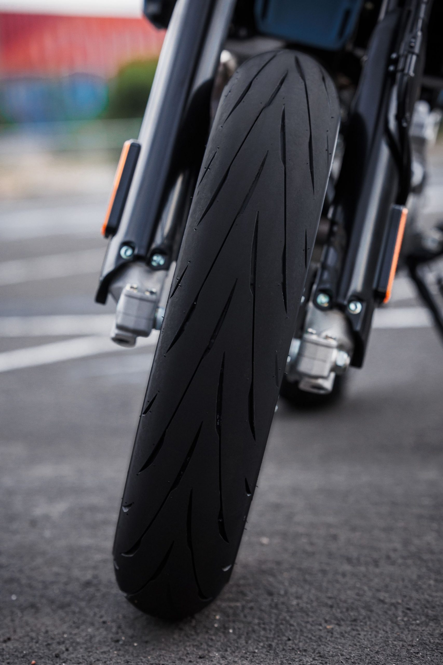 Detalle de la llanta delantera de la Suzuki DR-Z4SM, ideal para el asfalto y el off-road.