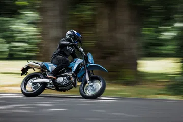 La Suzuki DR-Z4SM combina ligereza y potencia, ideal para quienes buscan diversión en dos ruedas.