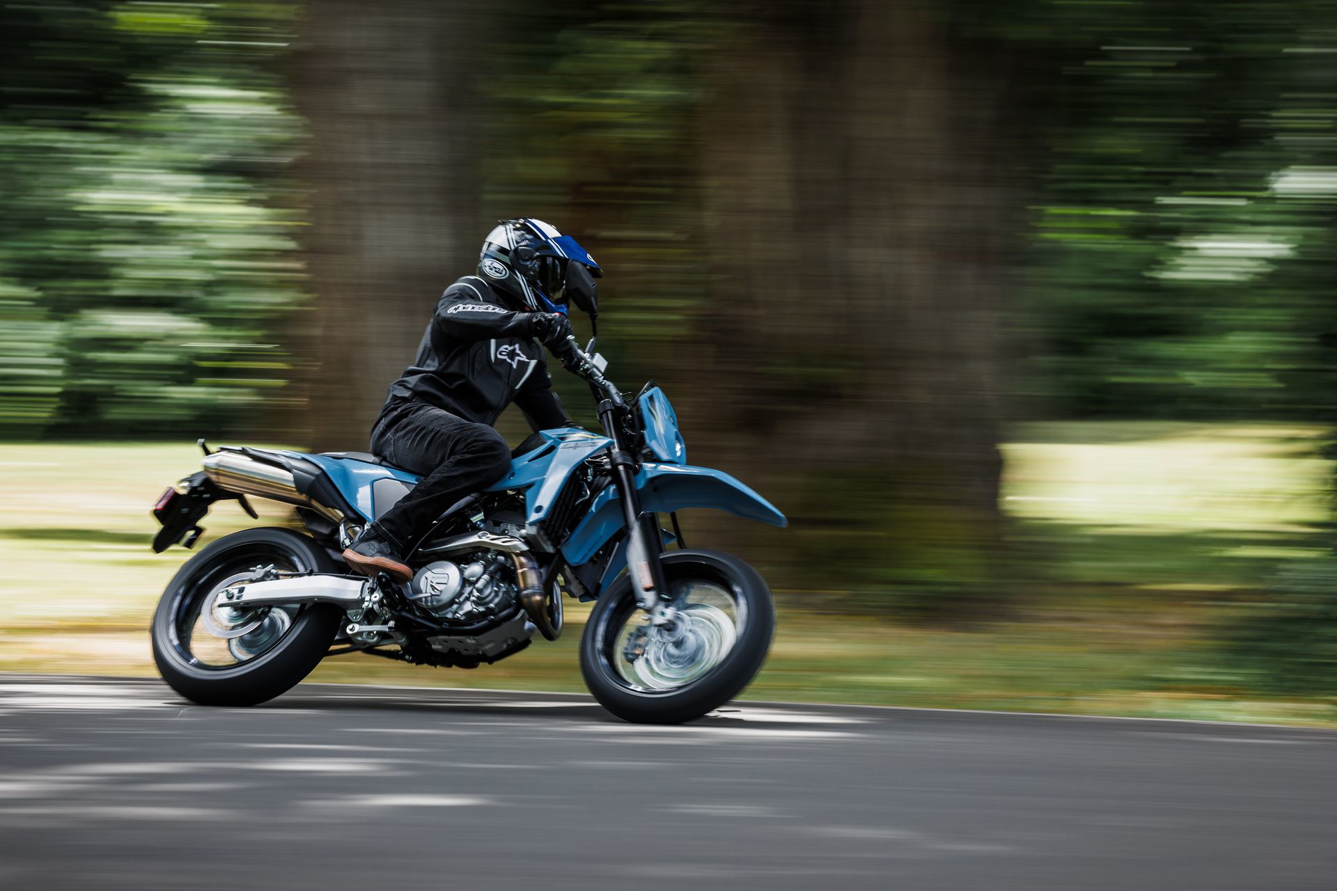 La Suzuki DR-Z4SM combina ligereza y potencia, ideal para quienes buscan diversión en dos ruedas.