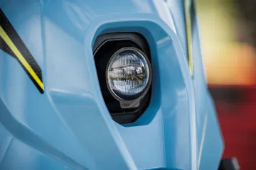 Imagen del faro de la Suzuki DR-Z4SM, que destaca su diseño robusto y funcional.
