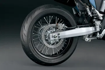Detalle de la rueda trasera del SUZUKI DR-Z4SM, ideal para aventuras off-road.