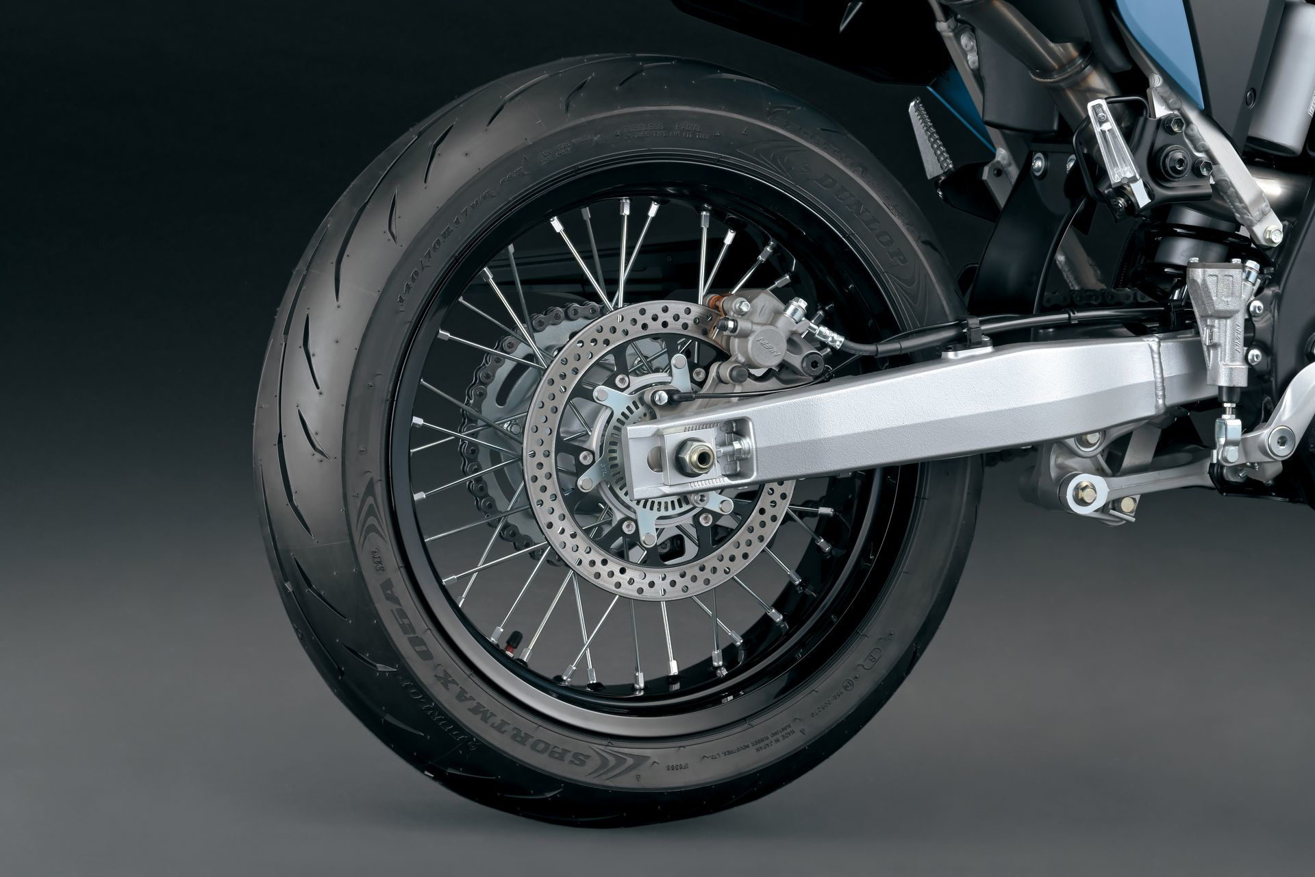 Detalle de la rueda trasera del SUZUKI DR-Z4SM, ideal para aventuras off-road.