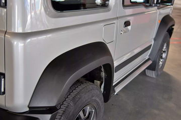 Perfil lateral del Suzuki Jimny, mostrando su diseño robusto y compacto Perfil lateral del Suzuki Jimny, mostrando su diseño robusto y compacto