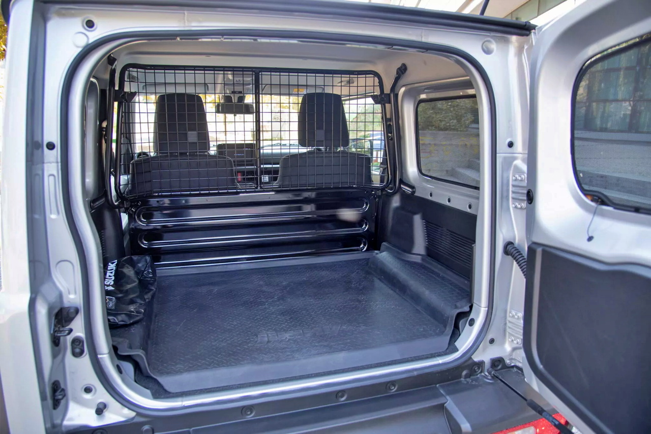 Vista del maletero del Suzuki Jimny, funcional y listo para la aventura.