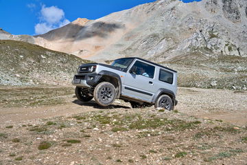 Jimny exhibiendo su capacidad todoterreno en terreno montañoso