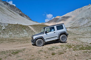 Suzuki Jimny robusto demostrando sus capacidades en terreno montañoso Suzuki Jimny robusto demostrando sus capacidades en terreno montañoso