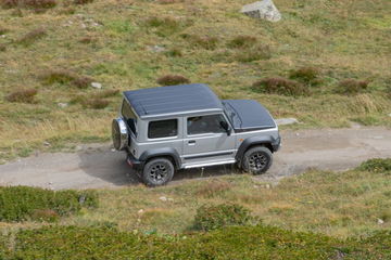 Vista lateral del Suzuki Jimny en su hábitat natural, demostrando su capacidad todoterreno. Vista lateral del Suzuki Jimny en su hábitat natural, demostrando su capacidad todoterreno.