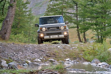 El Suzuki Jimny superando obstáculos naturales con su tracción 4x4. El Suzuki Jimny superando obstáculos naturales con su tracción 4x4.