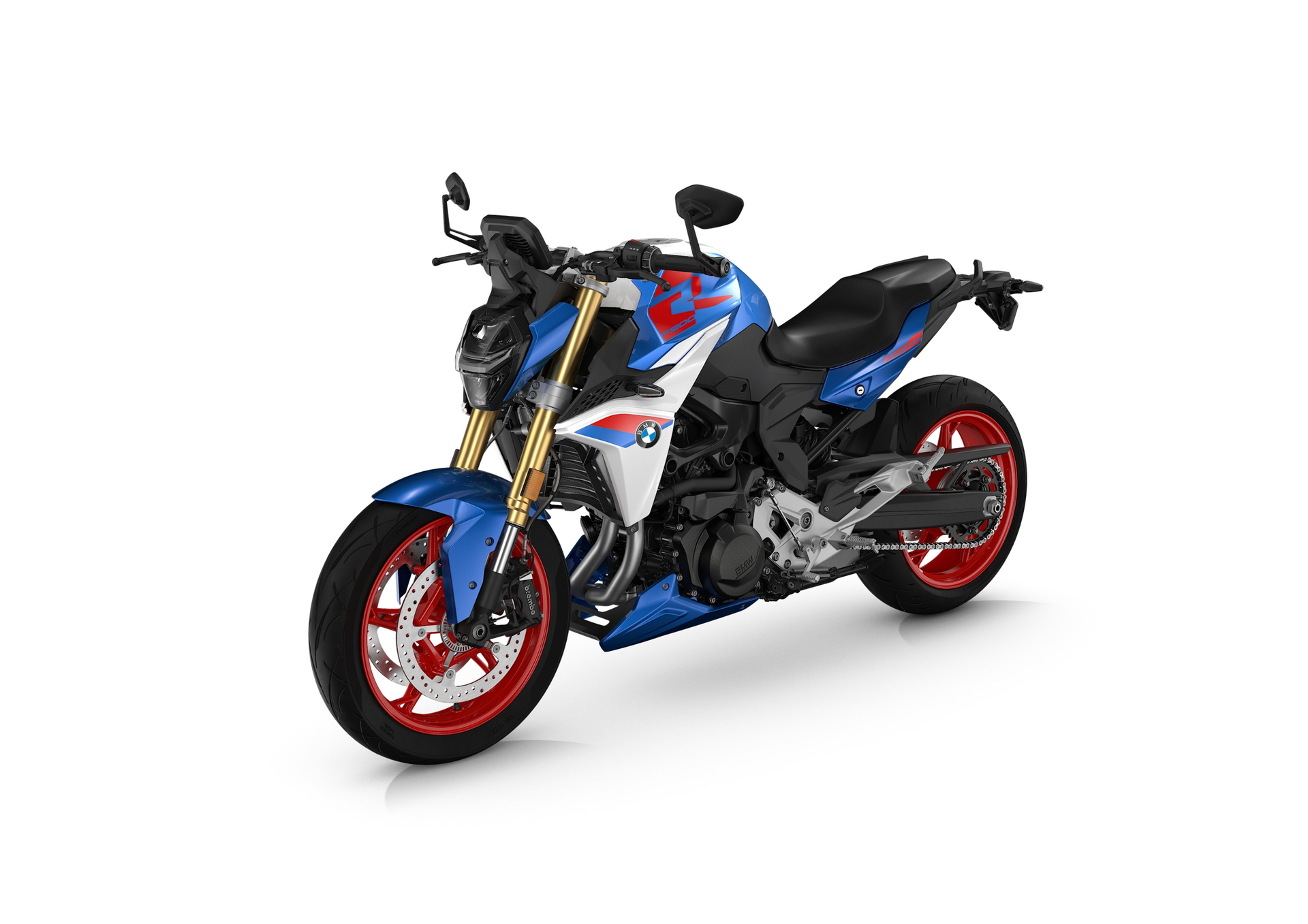 La BMW F 900 R destaca por su diseño agresivo y moderno, ideal para la ciudad.