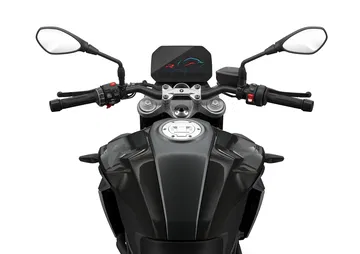 Vista del manillar y cuadro de mandos del BMW F 900 R, muestra de ergonomía y tecnología avanzada.