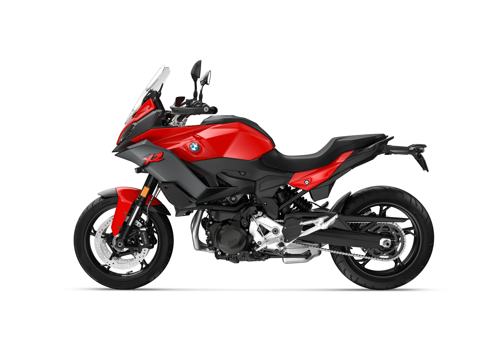 La BMW F 900 XR destaca por su diseño deportivo y ergonómico, ideal para largas travesías.