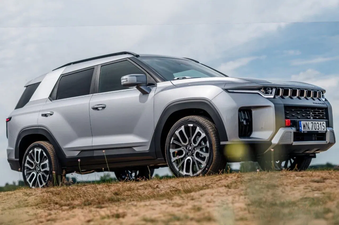 SUV con diseño robusto, ideal para todo tipo de terrenos y versátil en su uso. SUV con diseño robusto, ideal para todo tipo de terrenos y versátil en su uso.