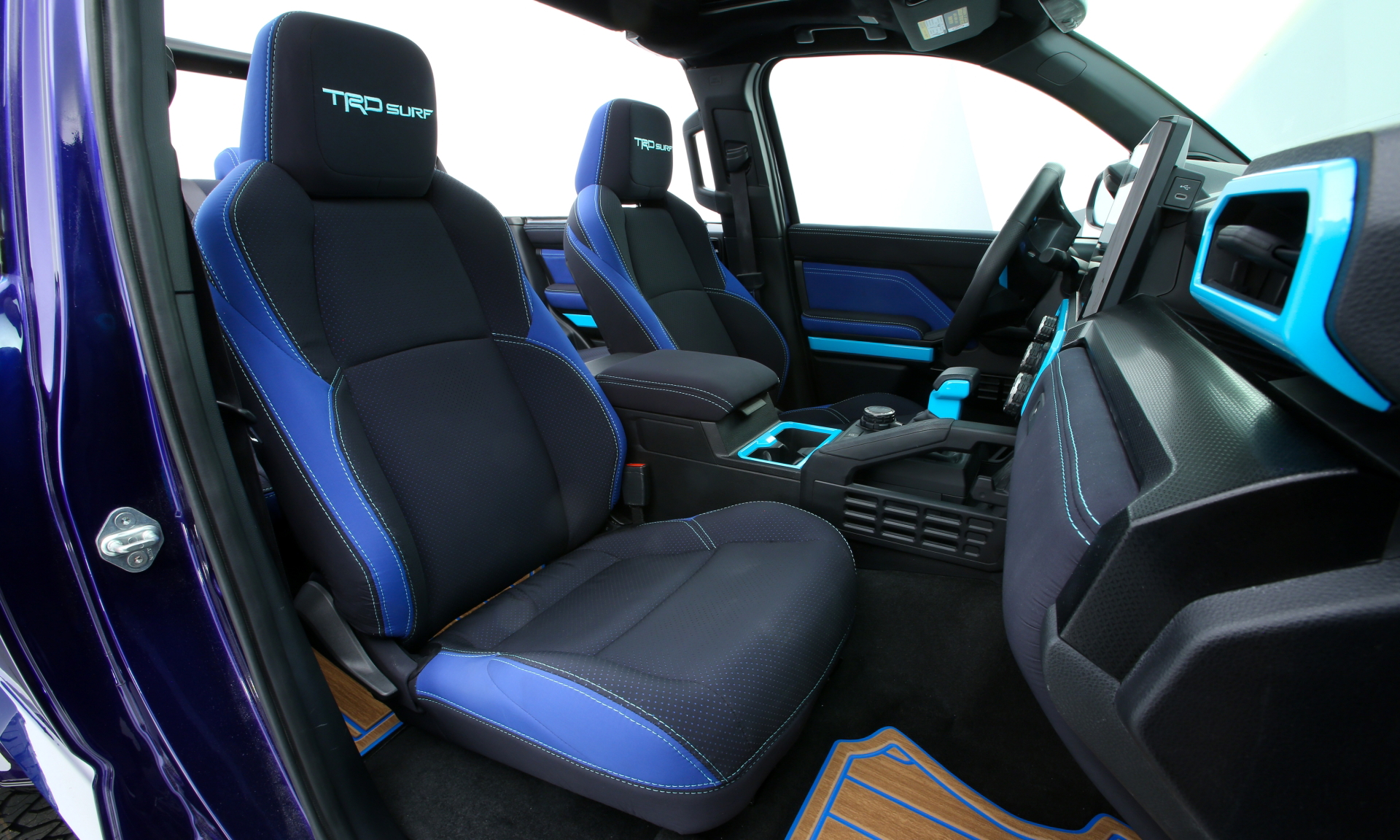 Vista lateral del habitáculo del Toyota 4Runner TRD, mostrando acabados y asientos deportivos.