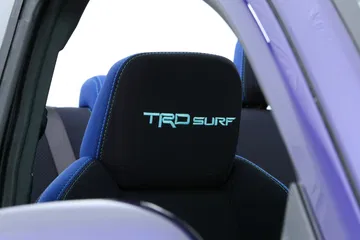 Detalle bordado TRD Surf en reposacabezas, estilo deportivo