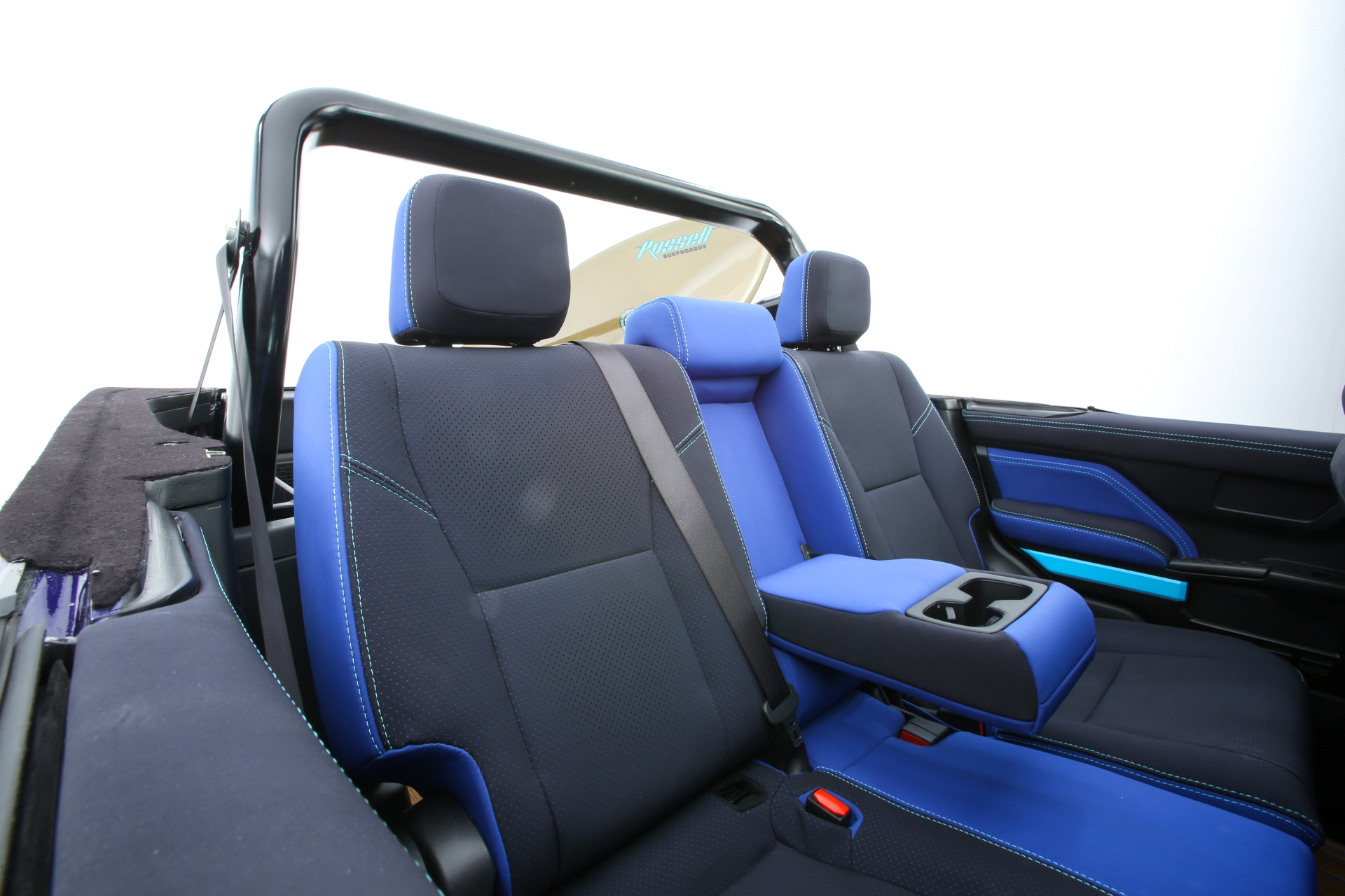 Vista del habitáculo Toyota 4Runner TRD, destacando asientos robustos con acabados de calidad.