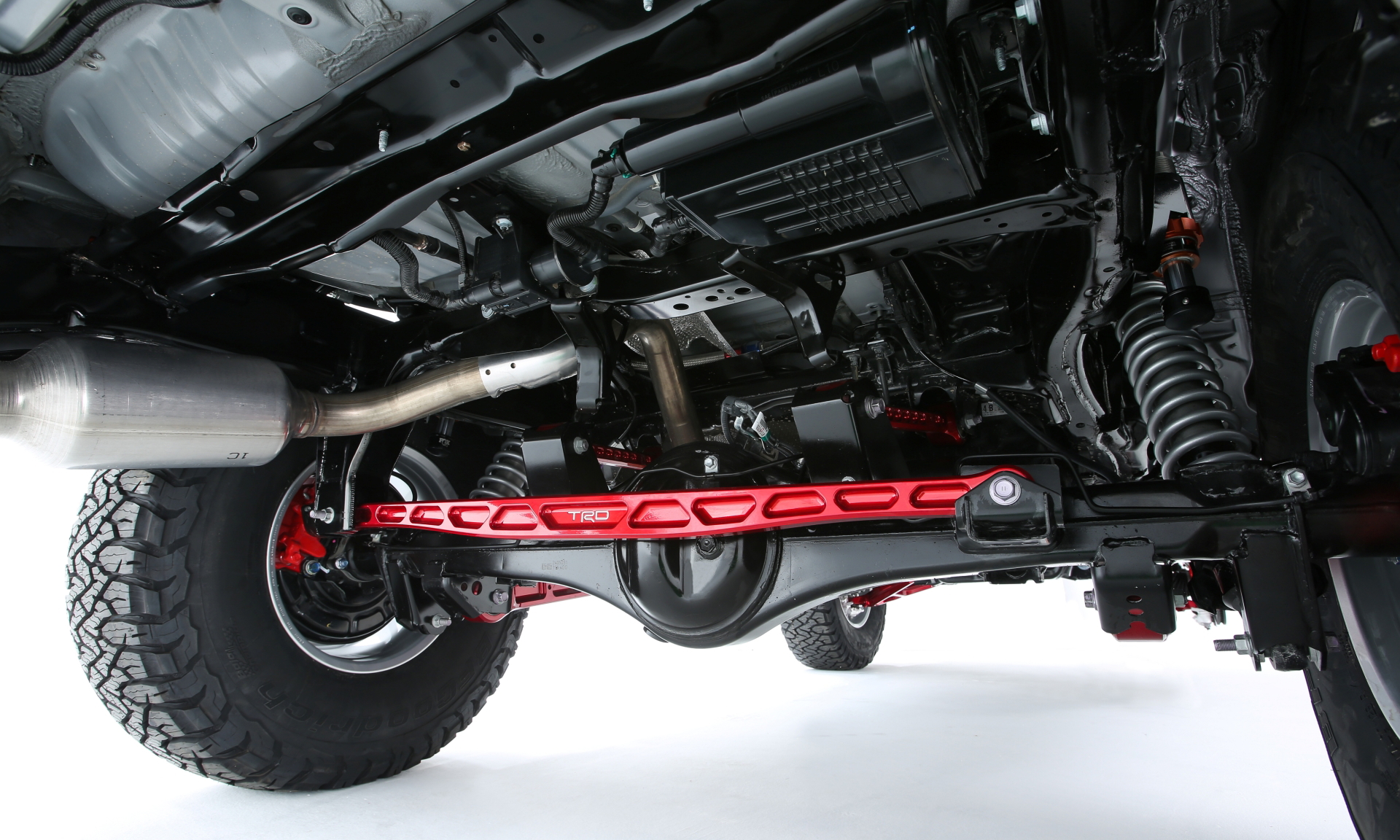 Vista cercana del sistema de suspensión reforzado del Toyota 4Runner TRD.