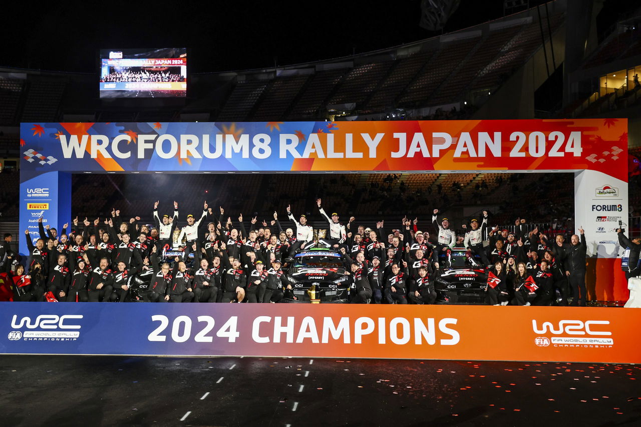 Toyota celebra su triunfo en el WRC 2024 con un gran despliegue de equipo y pilotos.