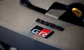 Emblema distintivo del Toyota GR86 en interior vehículo.